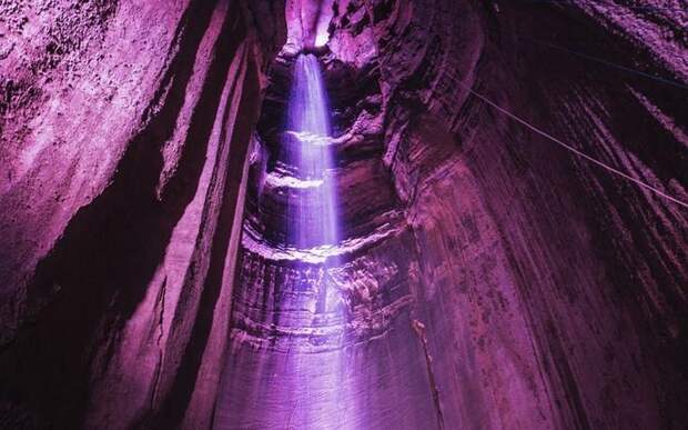 Подземный водопад Руби-Фоллс, Теннеси В отличие от некоторых пещерных водопадов, где вода льется через отверстия в пещерах, Руби-Фолсс целиком находится под землей. 45-метровый водопад является одной из главных достопримечательностей штата Теннеси, США. Вода, подсвеченная специально установленными неоновыми лампами, падает в кристально чистое подземное озеро.