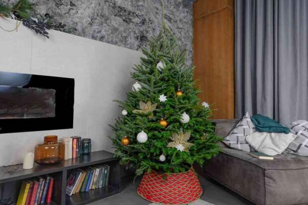 Как украсить живую елку в 2025