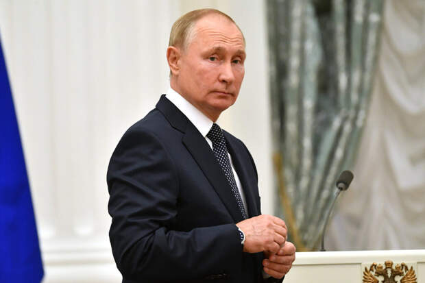 Путин поручил проиндексировать зарплаты силовиков и военных