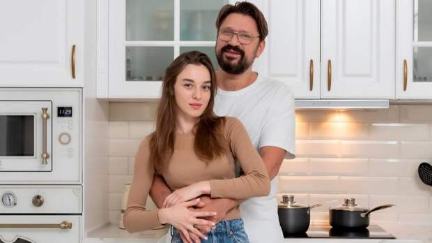 Молодая жена Виктора Логинова съехала от мужа, опасаясь за свою безопасность