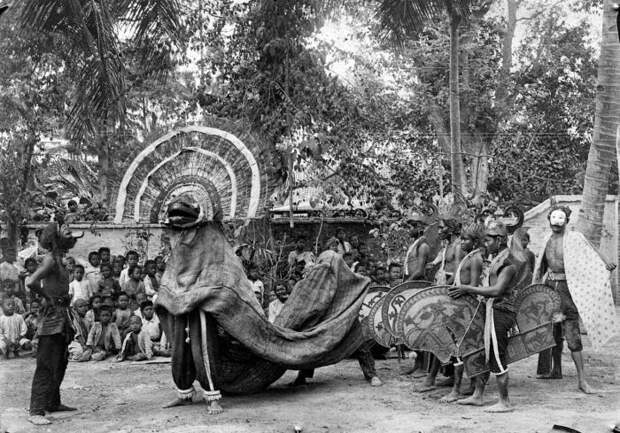 Исполнители танца реог понорого, 1920 год. | Фото: beritaapasaja.blogspot.com.
