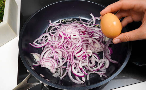 Только лук и яйца: при знании рецепта двух нехитрых ингредиентов достаточно. Сытнее пиццы, вкуснее яичницы