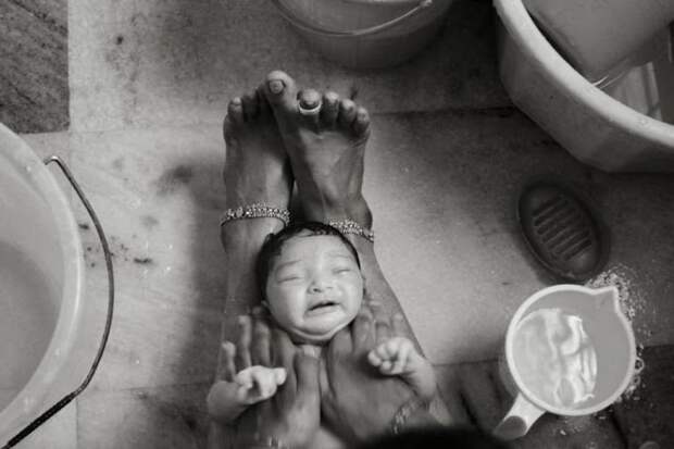 В Гватемале новорожденного окунают в ледяную воду. малыш кричит от боли, но почти сразу после процедуры засыпает. Это, по мнению, мам и акушерок-повитух спасает ребенка от болезней и жары интересное, младенцы, ношение, обычаи, пеленание, факты