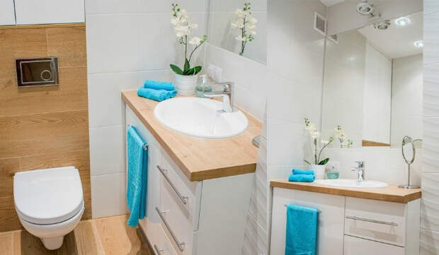 идея стильного ремонта ванной комнаты белый цвет деревянная столешница фото