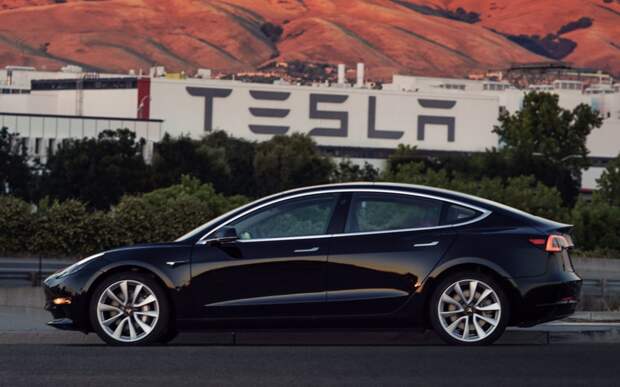 На фото: первый экземпляр Tesla Model 3