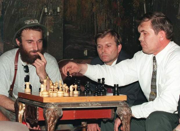 Секретарь Совета безопасности генерал Александр Лебедь играет в шахматы с полевым командиром Ширвани Басаевым