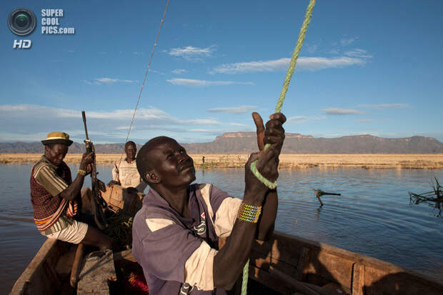 Треугольник Илеми. 13 октября. Рыбаки-туркана отплывают подальше от берега, используя парус. (REUTERS/Siegfried Modola)