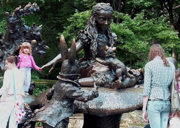 Статуя Алиса в стране чудес.
