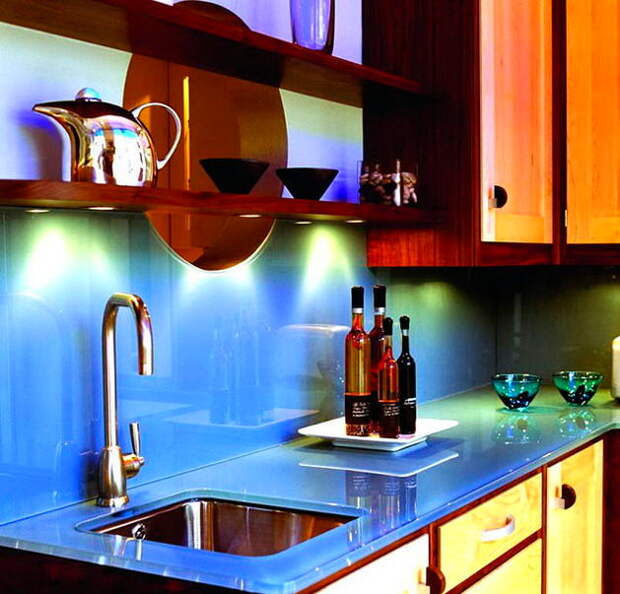 Кухня в цветах: голубой, черный, бордовый, темно-коричневый. Кухня в стилях: эклектика.
