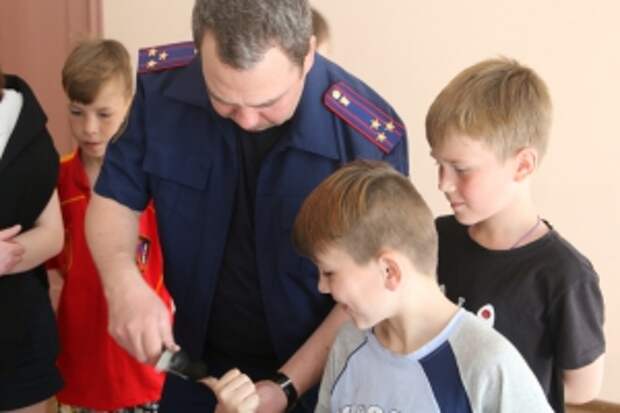 В канун Дня защиты детей следователи навестили с подарками ребят из подшефного детского дома