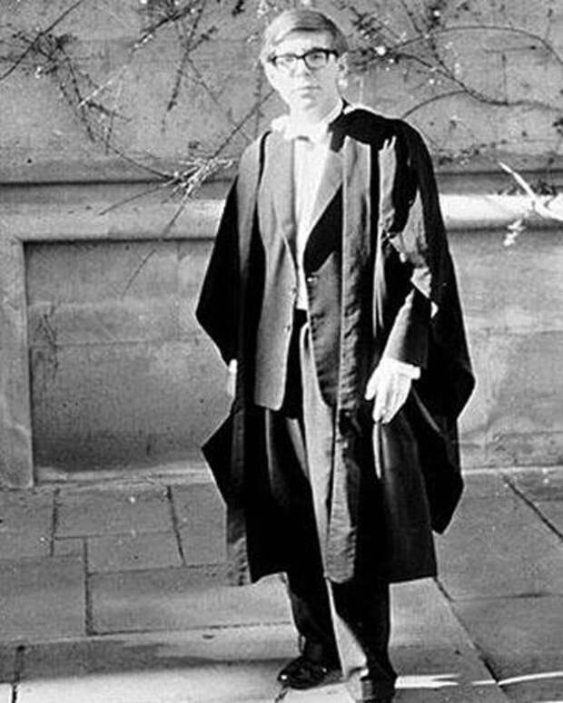 В 1963 году, когда будущему ученому, только закончившему Оксфордский университет, был 21 год, врачи диагностировали у него амиотрофический боковой склероз – заболевание цнс, неизлечимое в настоящее время.  На фото - Стивен во дворе Оксфорда