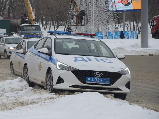 «Рендж Ровер» протаранил столб после ДТП на перекрестке Челябинска