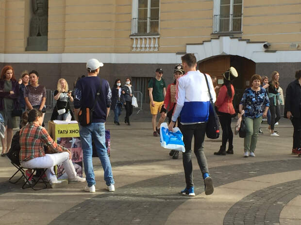Улицы забиты туристами, либо мигрантами