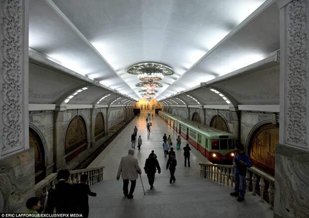 Строительство пхеньянского метро началось в 1968 году, оно было сдано в эксплуатацию в 1973 при Ким Ир Сене. Пхеньян, кндр, метро, метрополитен, северная корея, убежище, фото, фотограф