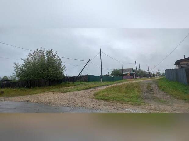 Столб практически рухнул на улице в Могоче