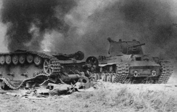 Вернулся в горящий танк, чтобы протаранить "Тигр". Подвиг на Прохоровском поле