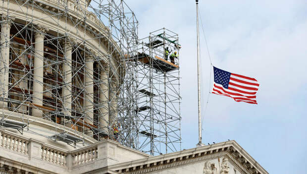 Американский флаг на здании Капитолия. Вашингтон, США Американский флаг на здании Капитолия. Вашингтон, США