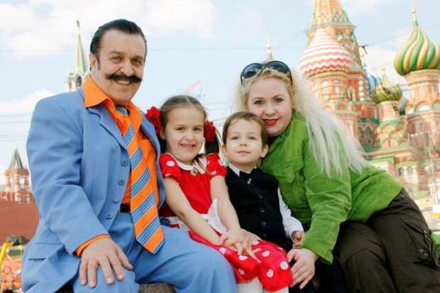 Вилли Токарев с женой и детьми. / Фото: www.mypensia.ru