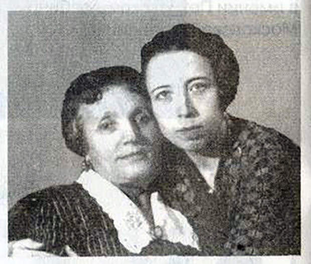 Е.П.Мещерская с дочерью Е.А.Мещерской после освобождения из Бутырской тюрьмы (начало 20-х годов)