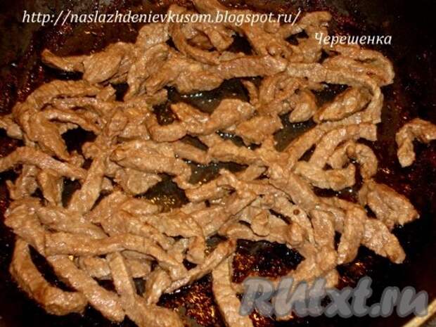 Обжарить ее вместе с луком, порезанным тонкими полукольцами, на раскаленном растительном масле до золотистого цвета, минуты 3-4. 