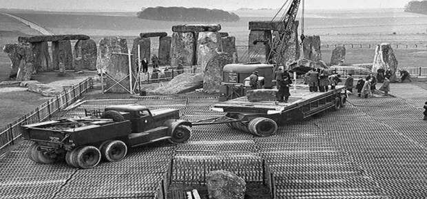 Настоящая и не настоящая "копии Стоунхенджа".