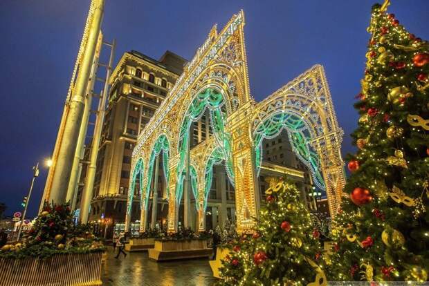 Помимо Сказочного леса, Манежную площадь украшает огромная световая арка, выполненная по мотивам здания Малого театра на Ордынке. красиво, красота, москва, новый год, праздник, рождество, столица, фотография
