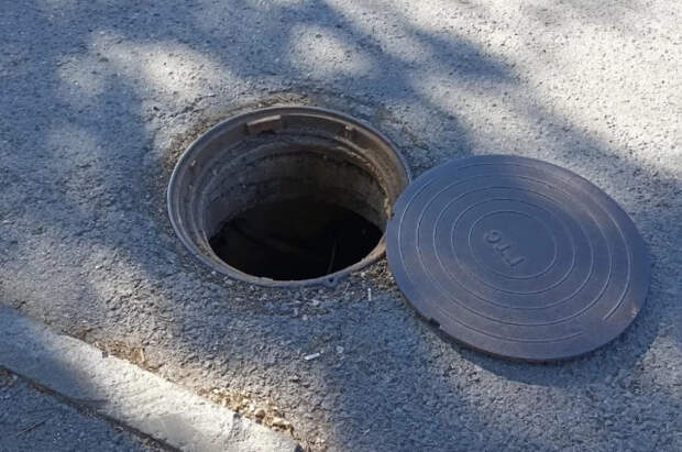 В Краснодаре 10-летняя школьница провалилась в открытый колодец