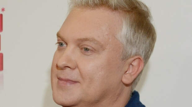 Сергей Светлаков объяснил, зачем бегал голым по плацкарту и красил волосы в синий