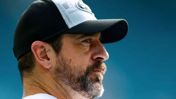 aaron rodgers wearing a jets hat