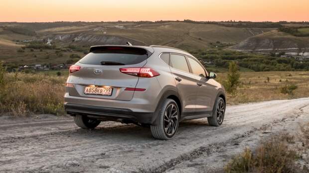 Hyundai_Tucson сзади на грунтовой дороге