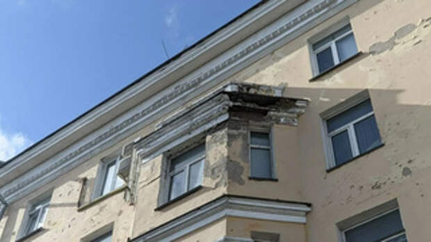 Дом с обрушившимся фасадом на пр. Строителей / Фото: amic.ru / Екатерина Смолихина