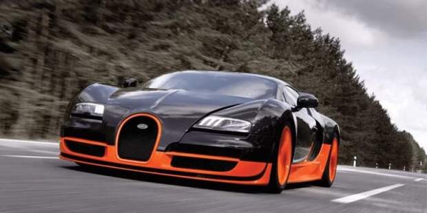 Veyron Super Sport использует лучшие технологии Bugatti, разгоняясь от 0 до 100 км / ч за 2,5 секунды и развивая максимальную скорость 431 км / ч. Это достигается благодаря 8,0-литровому двигателю W16 с 4-мя турбонагнетателями, которые обеспечивают максимальную мощность 1200 л.с. Из соображений безопасности максимальная скорость ограничена 415 км / ч, так как его специальный Michelin (комплект стоит 42000 долларов) выдерживает эту нагрузку всего 15 минут. Кузов Veyron Super Sport выполнен из углеродного волокна, что позволяет достичь веса 1886 кг. А поскольку этот автомобиль сделан вручную, Bugatti удается производить 2 единицы в неделю. Только 48 счастливчиков получают такую машину, и каждая из них персонализирована, с инициалами владельца на крышке бака вместо инициалов Этторе Бугатти.