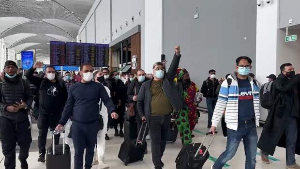 В аэропорту Стамбула из-за сильного снегопада застряли сотни пассажиров. Они устроили акцию протеста