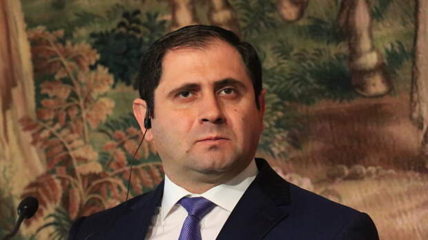 Министр обороны Армении отправился во Францию