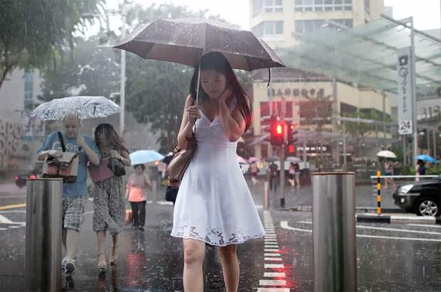 Дождливое настроение: фотограф из Сингапура ловит эмоции людей во время ливня