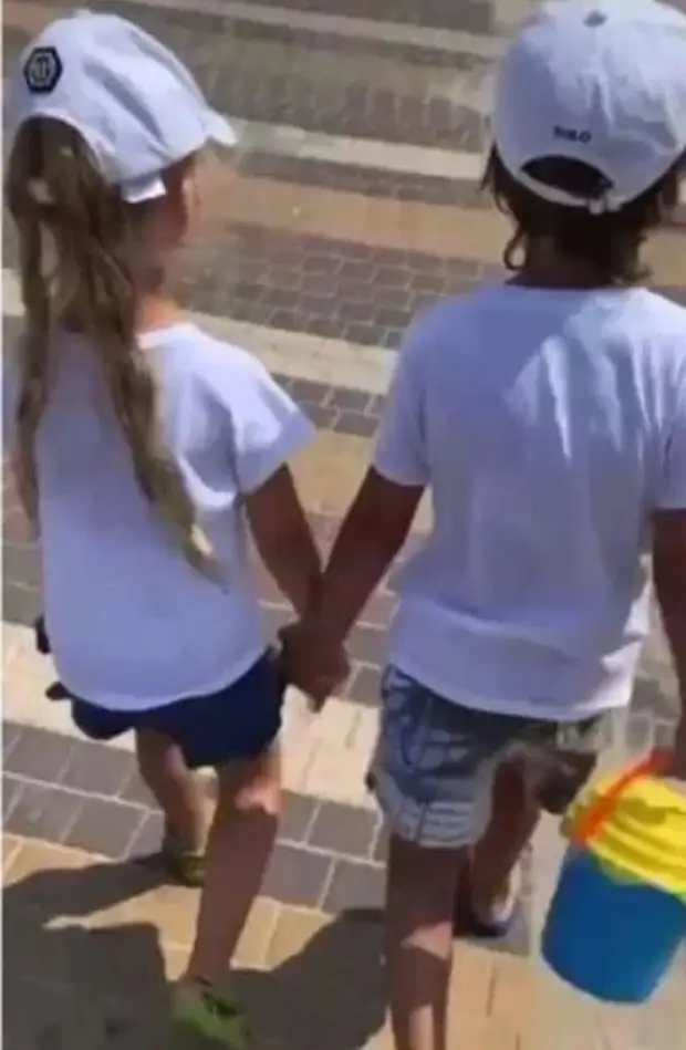 Максим Галкин с семьей гуляет по израильским улицам без дизайнерских шмоток и секьюрити