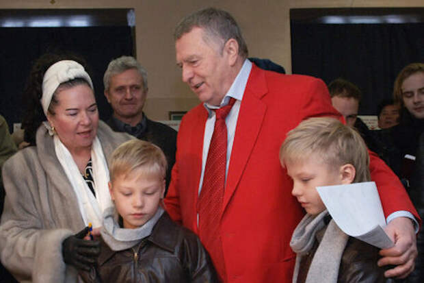 Владимир Жириновский со своими внуками, Александром и Сергеем.