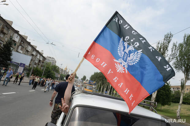 Шествие шахтеров Донбаса в поддержку ДНР. Расстрелянные авто. Донецк. Украина