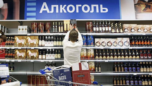 Покупатель в торговом зале супермаркета. Архивное фото Покупатель в торговом зале супермаркета. Архивное фото