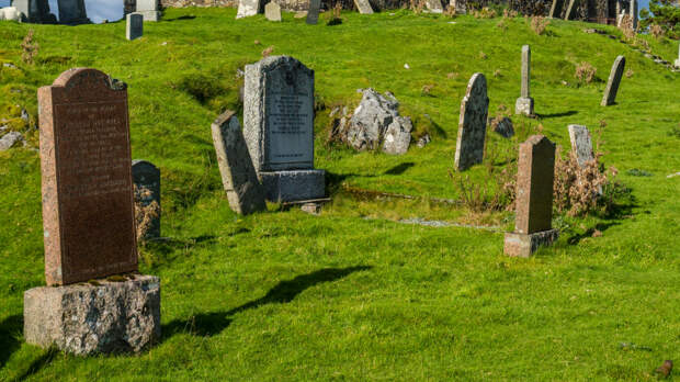 Могила сгубила: ребенка насмерть раздавил надгробный камень на кладбище