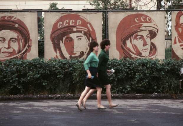 Плакаты с советскими космонавтами