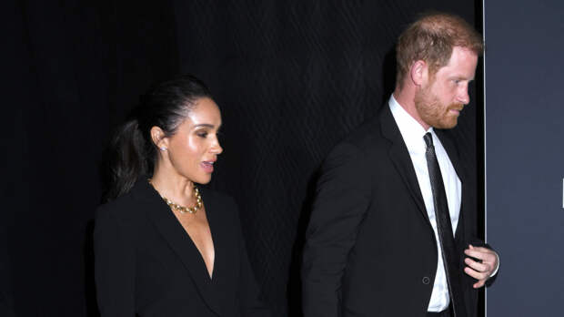 Принц Гарри и Меган Маркл могут лишится королевских титулов вслед за Эндрю