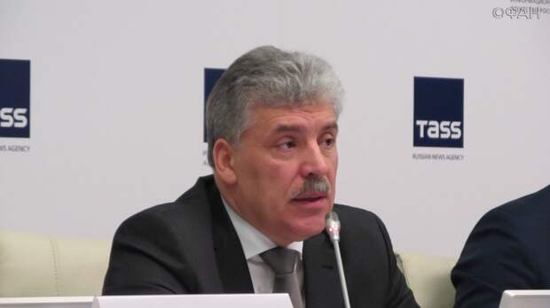 Грудинин спрятался за «могучей» спиной женщины — Бабурин