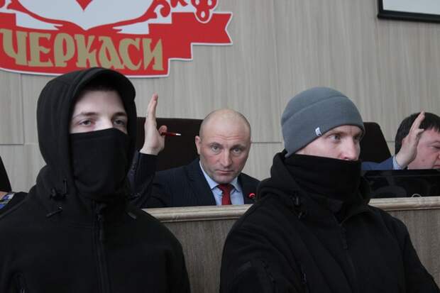 Мэр Черкасс Анатолий Бондаренко и секретарь горсовета Александр Радуцкий (на заднем плане слева направо) голосуют под присмотром 