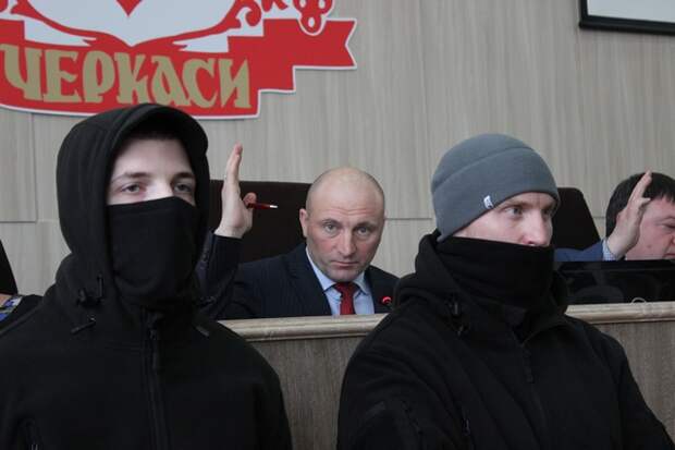 Мэр Черкасс Анатолий Бондаренко и секретарь горсовета Александр Радуцкий (на заднем плане слева направо) голосуют под присмотром