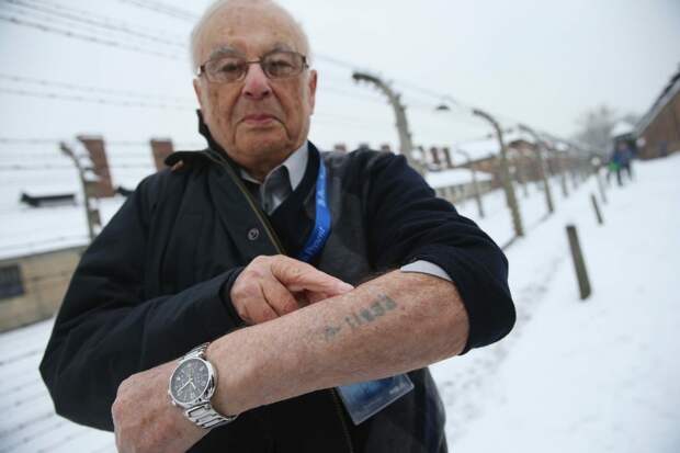 Бывшие узники Аушвица спустя годы нашли в себе силы вернуться туда и сделать фотографии в память о трагедии аушвиц, вторая мировая война, день памяти, конц.лагерь, концентрационный лагерь, освенцим, узники, холокост
