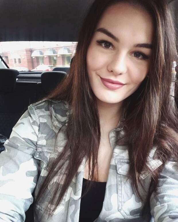 Александра Ситникова в куртке цвета хаки
