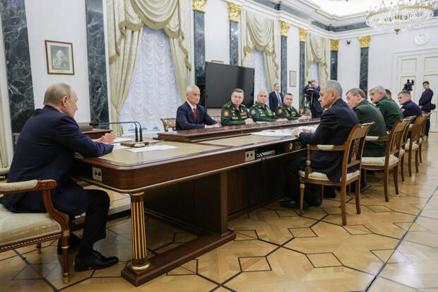 Путин встретился с командующими войсками военных округов и обсудил назначения