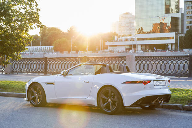 Авто с Яном Коомансом. Чистое удовольствие: обзор Jaguar F-Type 400 Sport Convertible