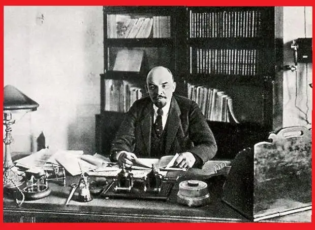 Товарищ Ленин за рабочим столом.